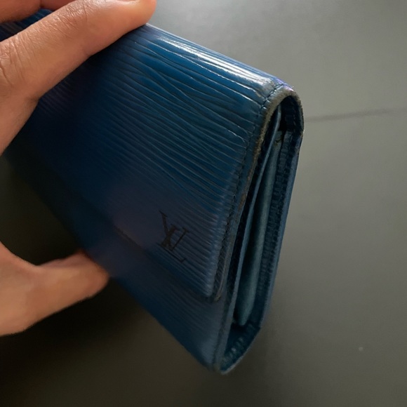 Authentic LV Epi wallet blue - Picture 9 of 14